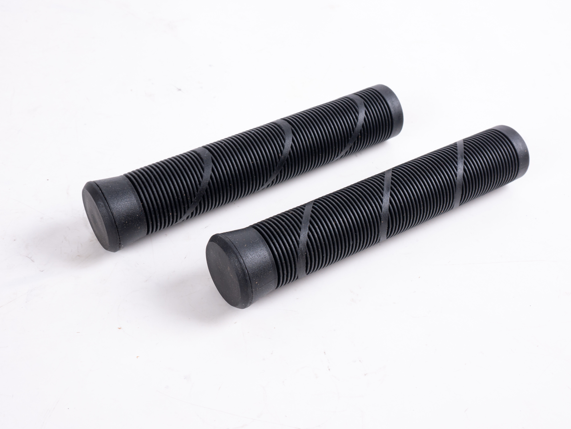 Н-р грипсы 2шт с барендами Strip, 160 mm , black, на трюковой самокат