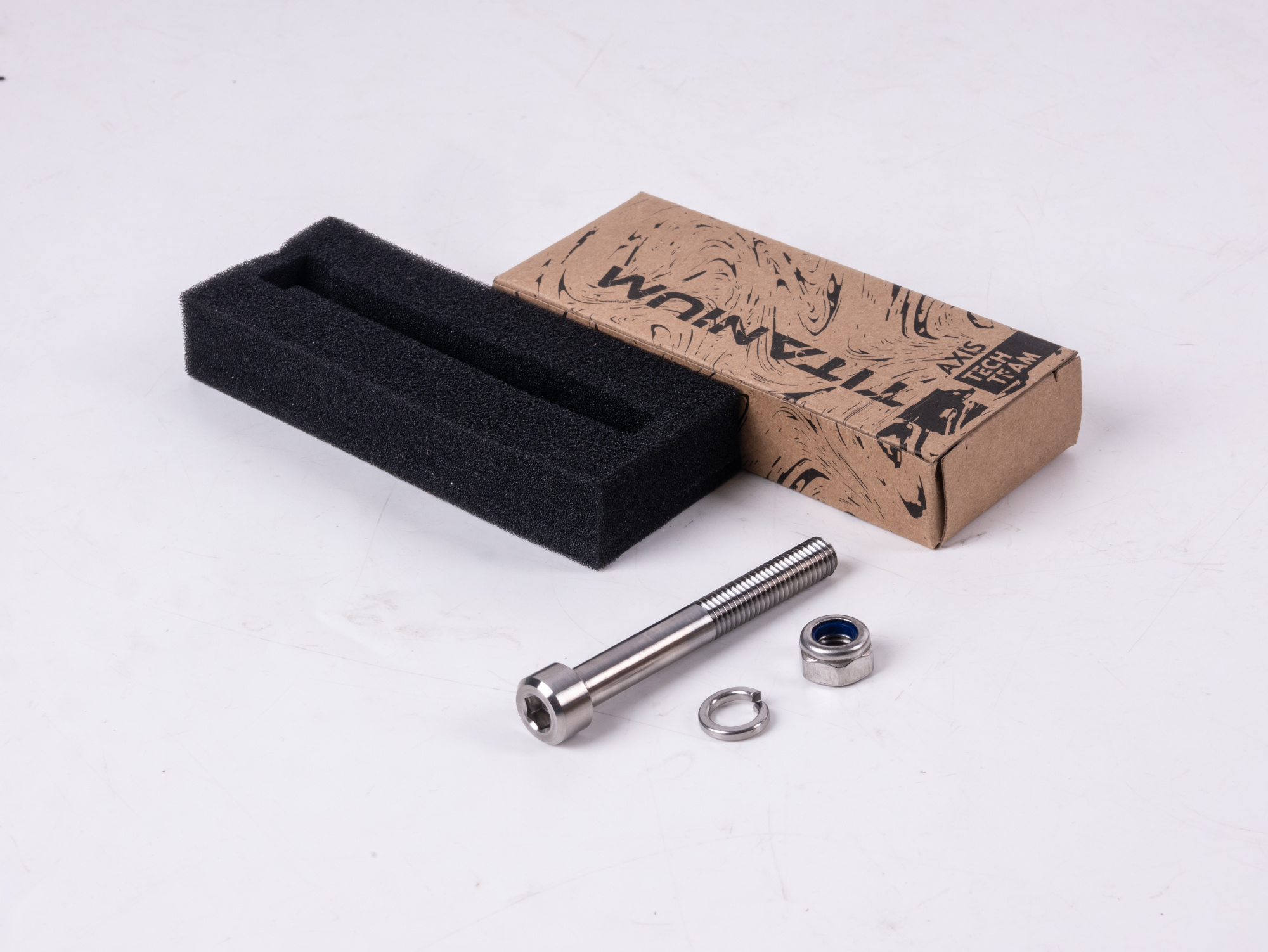 Болт М8х65 из титана  с гайкой и гровером